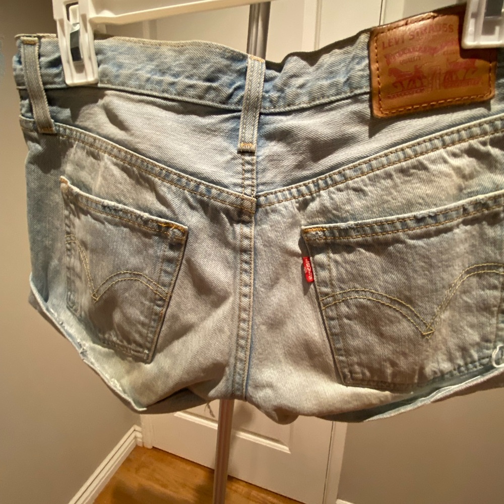 Vintage Levi’s shorts! Size 25. True to size!